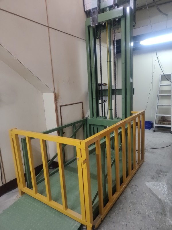 立式油壓升降貨梯